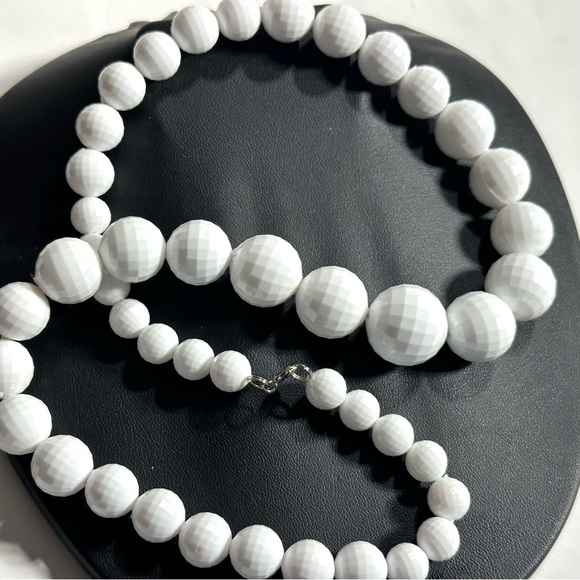 Jewelry - Vintage White Graduated Size Beads Necklace Multi Faceted Sparkly Plastic
